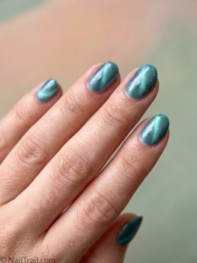 cat eye summer nails short teal aurora simple oval magnetic glossy refreshing cool
